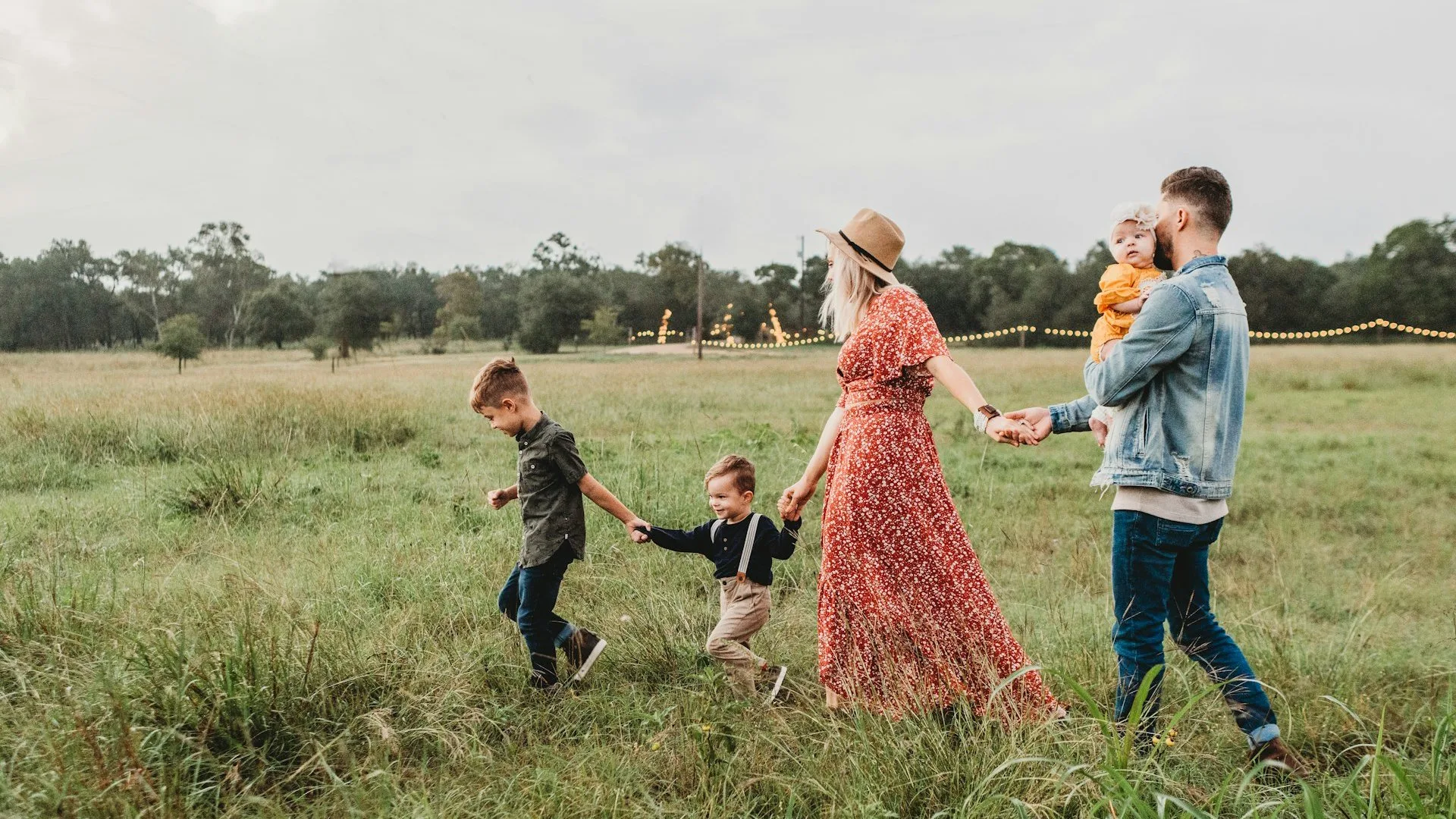 Familia hispana con niños felices en el parque con seguro de vida en Florida y Texas