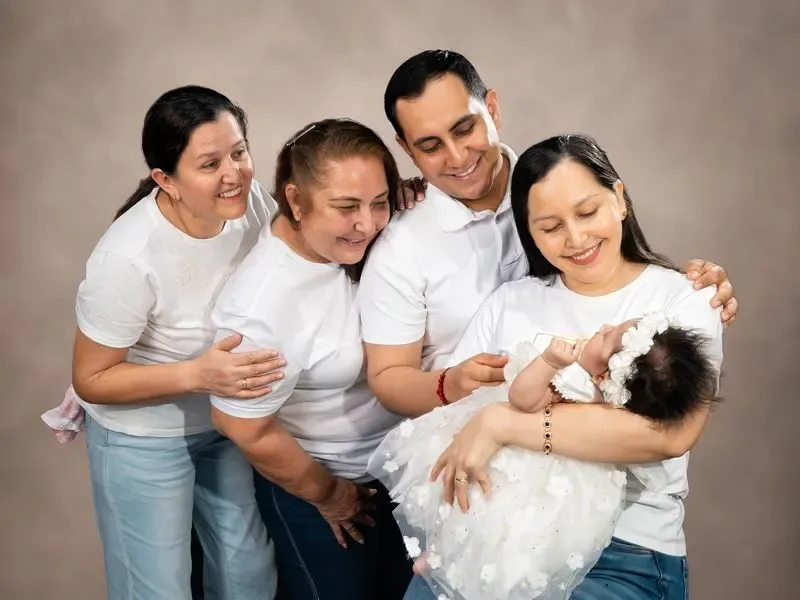 Familia hispana sonriendo con seguro dental y de visión familiar en Florida y Texas