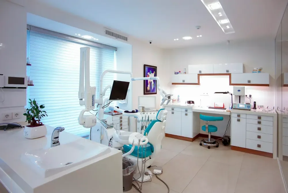 Consultorio dental moderno para pacientes con seguro dental en Florida y Texas