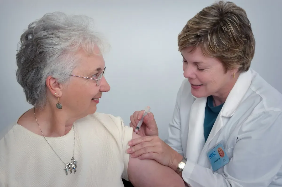 Adulta mayor en consulta médica cubierta por Medicare en Florida y Texas