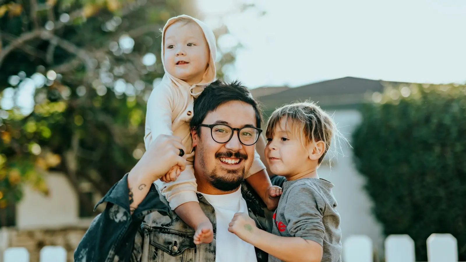 Padre hispano con sus hijos, familia que puede calificar a un período especial de inscripción