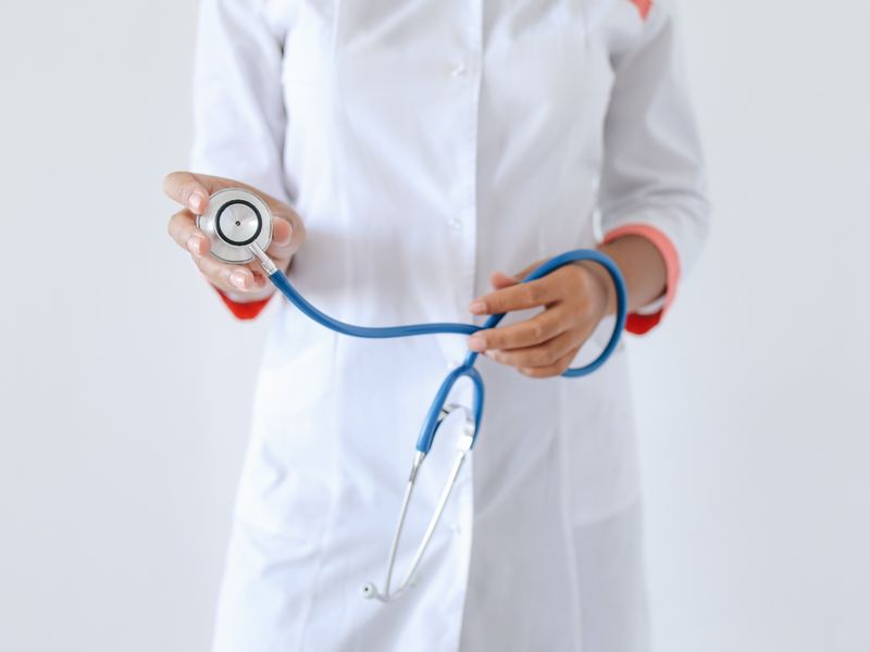 Médico con estetoscopio - orientación sobre planes de Medicare en Florida y Texas